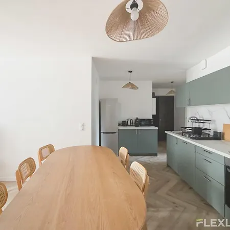 In Spacious T7 In 20 *