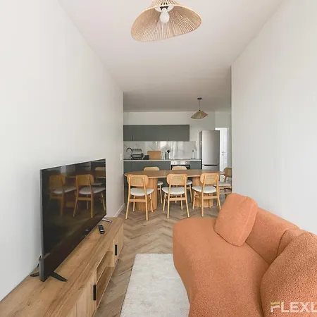 In Spacious T7 In 20 * Париж